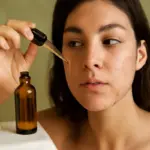 Olio di jojoba nei trattamenti green: il beneficio che sorprende sulle pelli impure e miste